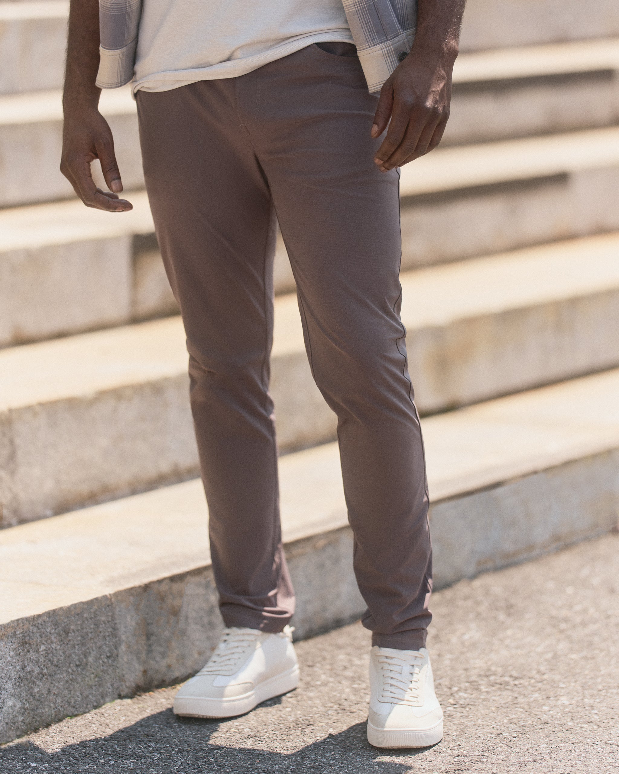 Vuori Meta™ Pant Athletic Slim Fit 30 | Warm Grey